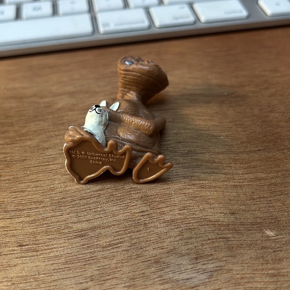 E.T. With Rabbit - Picture 7 of 7